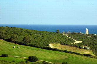Гольф поле недалеко от Гибралтара. Гольф с видом на море и деньги. 