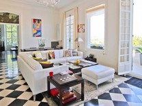 Стильная квартира с видом на город в Cannes