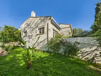 Дом в комплексе с бассейном в Каннах