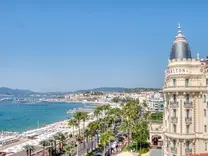 Апартаменты напротив пляжа и Carlton Regent Hotel