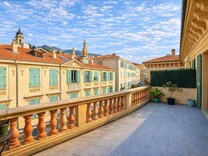 Апартаменты с большой террасой в Ментоне