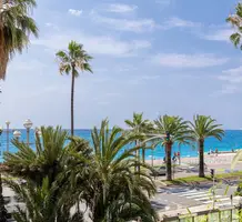 Четырёхкомнатная квартира возле моря в Ницце