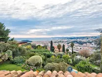 Вилла с большим участком в Ницце