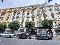 Семикомнатные апартаменты в центре Ментона