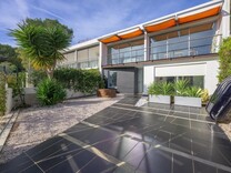 Смежный дом с видом на море в Антибе