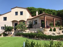 Солидная вилла с тремя спальнями в Santa Cristina D’aro
