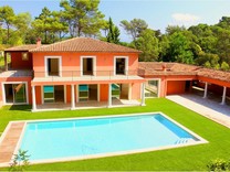 Элегантная вилла в пешей доступности от гольф-поля 