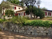 Уютный дом с большим участком и потенциалом в Mougins 