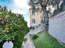 Трёхуровневый дом с видом и потенциалом в Ницце