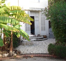 Двухкомнатная квартира с садом рядом с пляжем в Кап д'Антиб, продажа. №25031. ЭстейтСервис.
