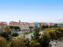 Большая квартира с видом на пешеходную зону