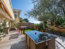 Квартира с террасой-частным садиком в Эз