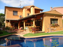 Большой дом с бассейном в центре Санта-Кристина-де-Аро
