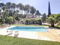 Солидная вилла с пятью спальнями в Mougins