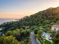 Дом с шикарным видом на Рокебрюн-кап-Мартен