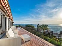 Дом с шикарным видом в Мандельё-ла-Напуль