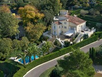 Красивый особняк с пятью спальнями в Mougins