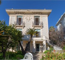 Буржуазный особняк с видом на Cap d'Antibes, продажа. №36095. ЭстейтСервис.