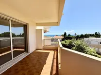 Квартира с видом и гаражом в Антибах