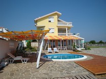 Трехэтажный дом с видом на море в Черноморце