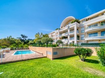 Двухкомнатная квартира с видом на море в Рокебрюн