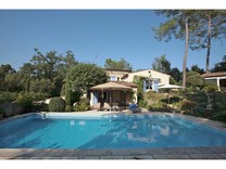 Вилла с тремя спальнями в Рокфор-Ле-Пен