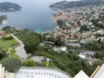 Квартира с гаражом и большой террасой в Вильфранше