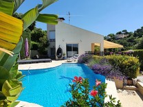 Стильный дом с видом на море в Сен-Лоран-дю-Вар