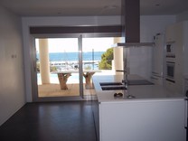 Дом с бассейном у моря в Морайре