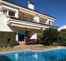 Современный таунхаус рядом с пляжем в Platja d Aro, продажа. №38401. ЭстейтСервис.