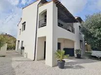 Вилла с ремонтом и бассейном в Каннах ла Бока