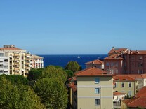 Пентхаус с двумя балконами рядом с морем в Ментоне