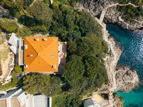 Солидный особняк с прямым доступом к пляжу  