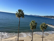 Апартаменты напротив пляжа в Антибе