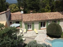 Одноэтажный дом с бассейном в Рокфор-Ле-Пен