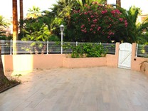 Трехкомнатная квартира с большой террасой в Гольф-Жуан