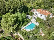 Буржуазный особняк с видом в Ментоне