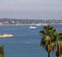 Двухкомнатная квартира с видом на море в Гольф-Жуане., продажа. №24961. ЭстейтСервис.