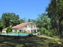 Уютная вилла с большим участком в Mougins