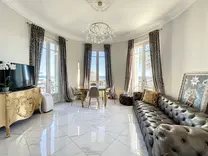 Буржуазная квартира с видом и ремонтом в Ментоне