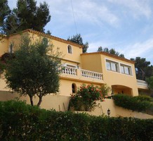 Двухэтажная вилла с бассейном в Коломаре, продажа. №26324. ЭстейтСервис.