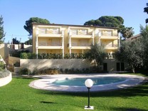 Квартира с частным садом в новостройке в Cannes