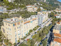 Апартаменты с ремонтом, видом на море и Монако