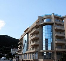 Вместительные трехкомнатные апартаменты с видом на море в Бечичах, продажа. №20232. ЭстейтСервис.