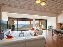 Вилла с шикарной панорамой в Ла Тюрби