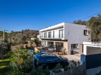 Современный дом с бассейном в Valbonne