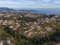 Дом с большим участком и потенциалом в Ницце