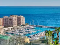 Апартаменты с видом на порт Монако в Кап Дай