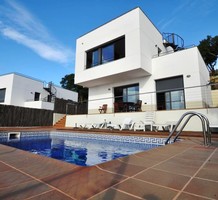 Стильная вилла в урбанизации Els Pinars, Lloret de Mar., продажа. №34916. ЭстейтСервис.