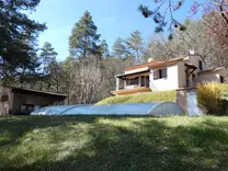 Загородный дом с бассейном в местечке Ла Пен